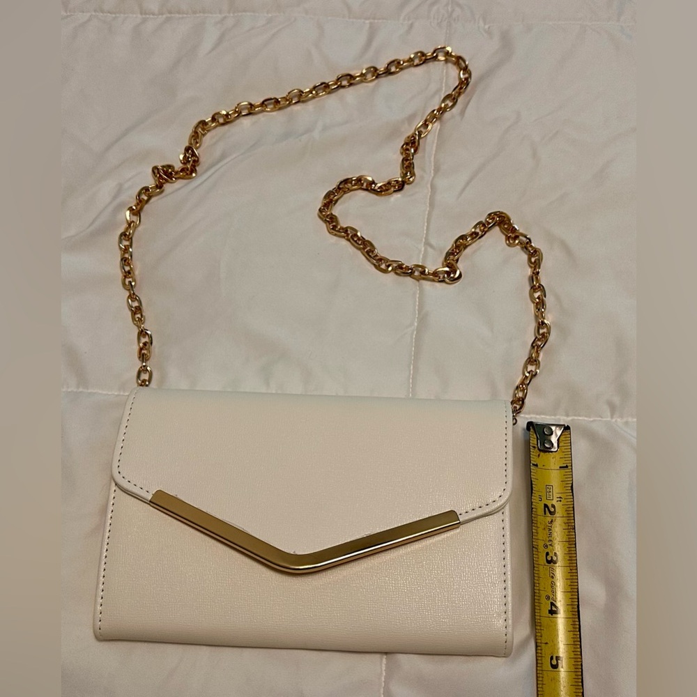 Elegant Ivory Shoulder Bag with Gold Chain - Picture 2 of 5
